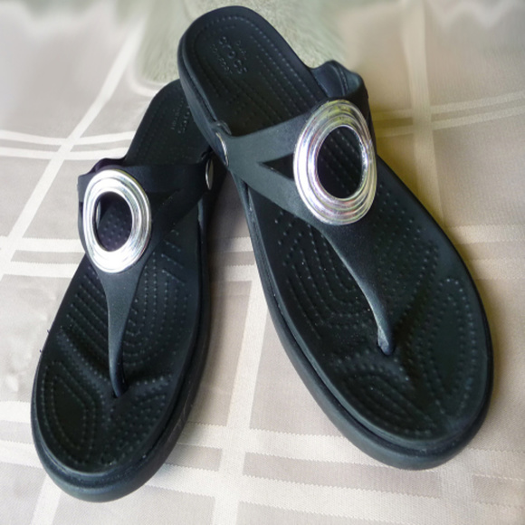 CROCS Shoes - CROCS~BLACK/SILVER~SZ 8 CROCS Shoes - CROCS~BLACK/SILVER~SZ 8